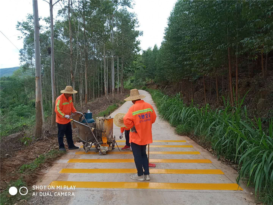 扶綏鄉(xiāng)鎮(zhèn)道路熱熔減速線施工